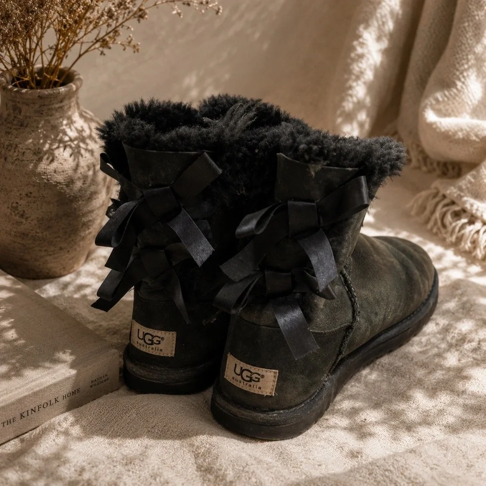 UGG Australia Bailey Bow Black Suede Sheepskin Boots Womens 8 Y2K